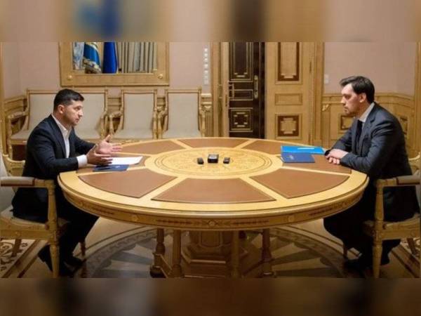 Honcharuk (kanan) ketika bertemu dengan Zelensky di pejabat presiden di Kiev semalam. - Foto Agensi