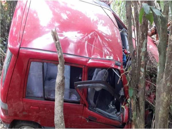 Keadaan kereta jenis Perodua Kancil yang remuk di bahagian depan dalam nahas di Kampung Kota Bukit, Sik semalam.