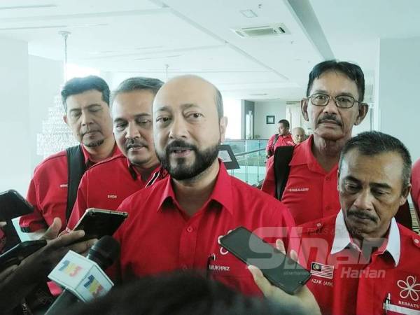 Mukhriz (tengah) selepas Mesyuarat Badan Pimpinan Bersatu Kedah di TH Hotel hari ini.