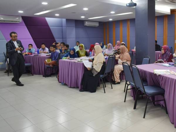 Dr Zabidi Azhar menyampaikan pembentangannya dalam program Roundtable Kajian Tentang Penyusuan Susu Ibu Berlandaskan al-Quran di sini semalam.