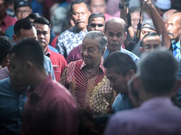 Dr Mahathir hadir pada Majlis Makan Malam Santai 2020 Parlimen Kuala Kedah di Dewan Besar Sekolah Kebangsaan Taman Bersatu hari ini. - Foto Bernama