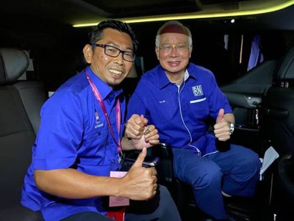 Mohamad bersama bekas Perdana Menteri, Datuk Seri Najib Razak dalam kenderaan ke pusat pengumuman keputusan PRK Kimanis malam tadi.