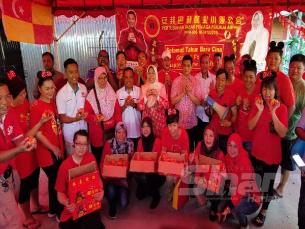 Mohamed Azmin dan Zuraida bersama orang ramai pada program Walkabout Tahun Baru Cina DUN Bukit Antarabangsa dan Parlimen Ampang di Pasar Pekan Ampang di sini pagi tadi.