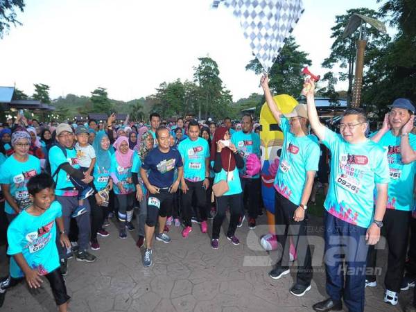 Dr. Dzulkefly dan Salahuddin melepaskan peserta pada acara Antibiotic Fun Run 2020 yang diadakan di Goat2go Farm, Taman Ekspo Pertanian Malaysia (Maeps) hari ini. Foto Sinar Harian/Rosli Talib