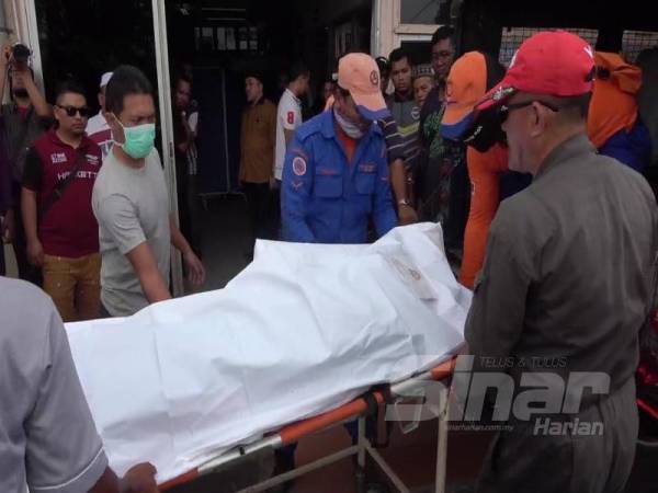 Mangsa ketiga, Muhamad Luqman Hakim ditemukan jam 12.17 tengah hari tadi dibawa ke Bilik Forensik Hospital Dungun.