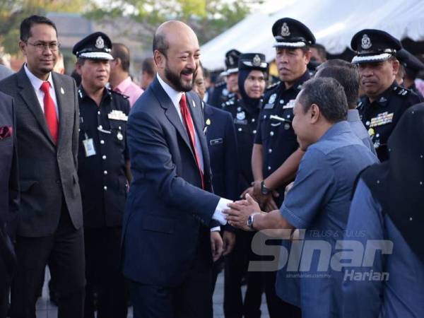 Mukhriz bersalaman dengan penjawat awam Kedah ketika hadir perhimpunan pagi dan merasmikan Hari Bertemu Pelanggan di Dataran Medan Bandar di sini hari ini.