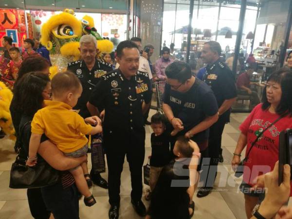 Mohd Yusri (tiga dari kanan) menyempurnakan gimik pelancaran Ops Selamat 16 peringkat IPD Kuantan di Kuantan City Mall (KCM) di sini hari ini.