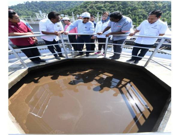 Perdana Menteri, Tun Dr Mahathir Mohamad mendengar penerangan daripada Menteri Air, Tanah dan Sumber Asli, Datuk Dr Xavier Jayakumar (dua dari kiri) ketika mengadakan lawatan ke Loji Rawatan Kumbahan Pantai Tengah hari ini. Projek Pembentungan di Loji Rawatan Kumbahan Pantai Tengah menggunakan teknologi Advanced Moving Bed Bio-Reactor (AMBBR). - Foto Bernama