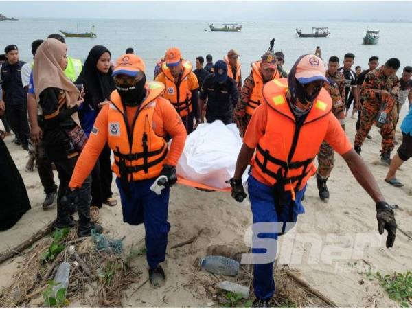 Mayat terakhir, Mohamad Amir Izzudin diusung pasukan SAR untuk dibawa ke Bilik Forensik Hospital Dungun.