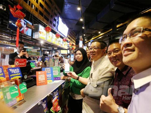 Guan Eng (tiga dari kanan) ketika meninjau Village Food Court di AEON Kinta City sempena pelancaran Inisiatif e-Tunai Rakyat hari ini.