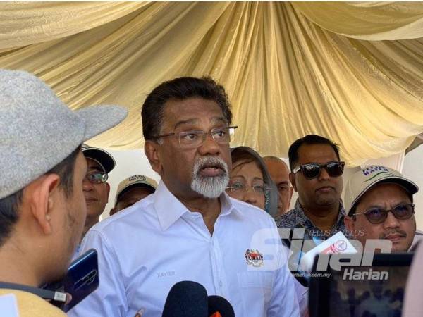 A Xavier Jayakumar pada sidang akhbar selepas lawatan ke loji rawatan kumbahan di Pantai Tengah hari ini.