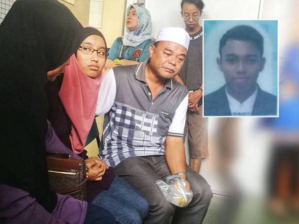 Zulkiflee bersama anak keduanya, Nur Farah Adiba di bilik forensik Hospital Dungun.