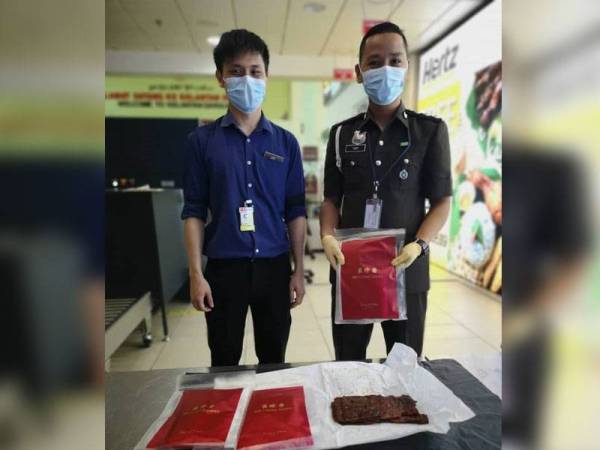 Daging babi salai yang dirampas daripada warga Singapura di LTSIP hari ini.