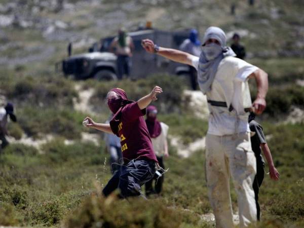 Sekumpulan pelampau Yahudi yang diiringi tentera Israel melakukan provokasi terhadap penduduk Palestin di al-Khalil.