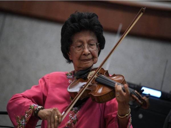 Dr Siti Hasmah mempersembahkan gesekan biola empat buah lagu iaitu Hati Ke Hati, Epilog Cinta, Gubahanku dan Getaran Jiwa yang turut dimeriahkan dengan kehadiran 110 pelajar dari lima sekolah rendah dan dua sekolah menengah sekitar Langkawi pada Program 'Bonda Unplugged Live' di Galeria Perdana di sini semalam. - FOTO: BERNAMA