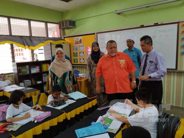 Aminolhuda meninjau sesi pembelajaran di salah sebuah kelas di SK Taman Damai Jaya di sini hari ini.