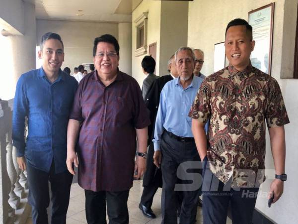 Tengku Adnan (dua dari kiri) mengalami kecederaan pada lutut kanan selepas terjatuh dari kandang saksi Jumaat lalu.