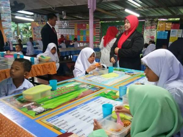  Sebahagian murid SK Batu Gajah yang layak menerima program PSP percuma di SK Batu Gajah, Merlimau di sini, hari ini.