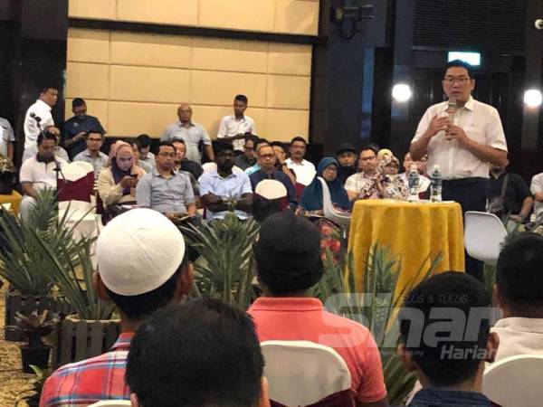 Tze Tzin (kanan) pada Program Taklimat Peluang Usahawan Pertanian oleh MOA di Kompleks Tabung Haji, Bayan Lepas.