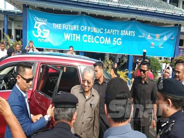 Dr Mahathir ketika tiba untuk lawatan demonstrasi 5G di Ibu Pejabat Polis Daerah Langkawi hari ini.