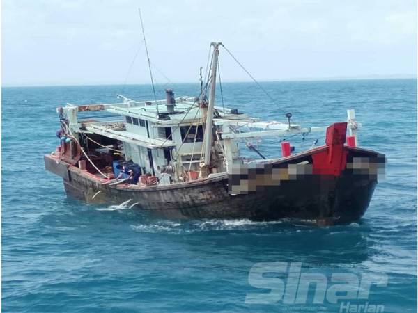 Bot nelayan tempatan yang ditahan APMM Tanjung Sedili petang semalam. 