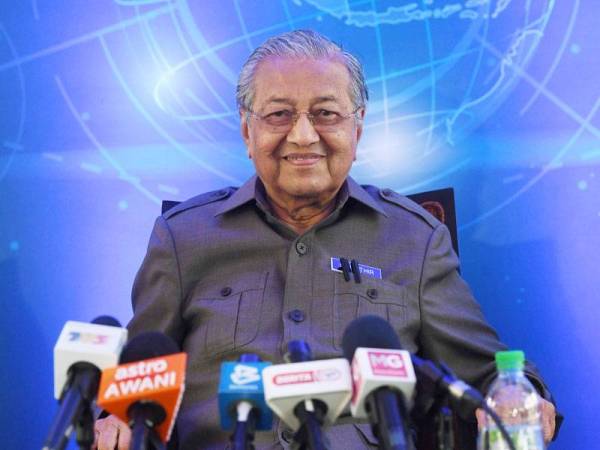 Dr Mahathir pada sidang media selepas mengadakan lawatan ke Projek Demonstrasi 5G di 5G Command Centre di Ibu Pejabat Polis Daerah Langkawi hari ini. -Foto Bernama