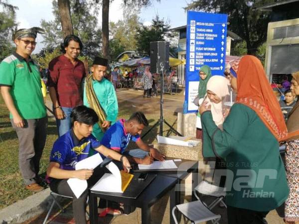 Pengunjung tidak melepaskan peluang melihat bagaimana nama mereka ditulis dengan empat jenis tulisan iaitu rumi, jawi, Tamil dan Cina ketika Program ‘Street Calligraphy’ anjuran Pemuda Pas Kuala Langat di Pantai Morib Banting semalam.