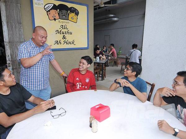 Ernest Ong (dua dari kiri) beramah mesra dengan pelanggan di restoran miliknya. Foto: ROSLI TALIB