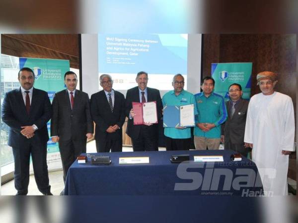 Dr Wan Azhar (empat dari kanan) dan Ahmed Hussain (empat dari kiri) pada majlis menandatangani MoU antara UMP dengan Agrico di Kuala Lumpur semalam. - Foto Sinar Harian ROSLI TALIB