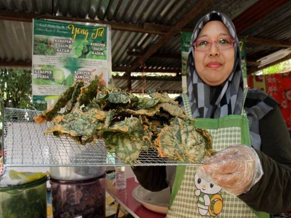 Noorhayati menunjukkan kerepek makanan ringan berasaskan herba iaitu daun kaduk yang sudah digoreng ketika ditemui Bernama baru-baru ini. - Foto Bernama
