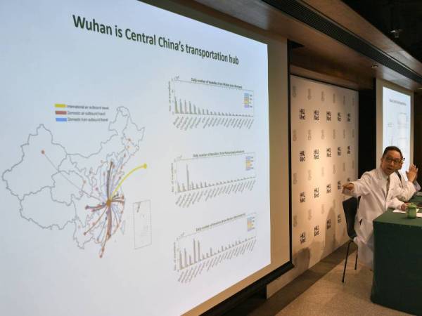 Profesor Perubatan Kesihatan Awam di Fakulti Perubatan di Universiti Hong Kong, Gabriel Leung memberi penerangan tentang penularan wabak virus korona misteri di China. - Foto AFP