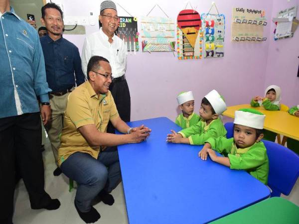 Dr Ahmad Samsuri (duduk dari kiri) bermesra dengan murid PASTI Bestari As-Siddiq selepas merasmikan Pasti itu hari ini.