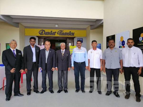 Sivanesan (empat dari kiri) ketika hadir dalam perjumpaan bersama guru-guru kauseling sekolah menengah negeri Perak bagi taklimat program TVET dan kerjaya di Sekolah Menengah Kebangsaan (SMK) Sains Tapah hari ini.