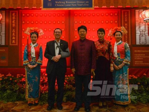 Bai Tian (tengah) bersama Menteri Kewangan, Lim Guan Eng (dua dari kiri) pada Majlis Makan Malam Tahun Baru Cina Lunar Jelajah Dunia di Kuala Lumpur malam tadi. Foto Sinar Harian SHARIFUDIN ABDUL RAHIM