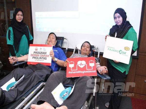 Orang ramai yang menyertai Program Derma Darah Prolintas di Pejabat Operasi Lebuhraya Kajang SILK, Plaza Tol Sungai Balak.