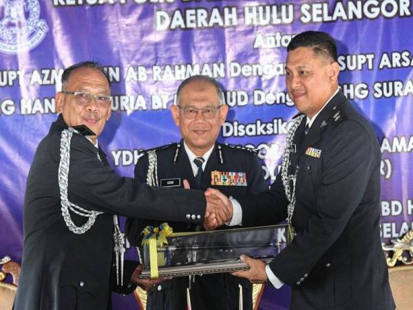 Noor Azam (tengah) menyaksikan upacara penyerahan tugas Ketua Polis Daerah Hulu Selangor daripada Superintenda Azman Ab Rahman (kiri) kepada Superintendan Arsad Kamaruddin (kanan) pada Majlis Serah dan Terima Tugas Ketua Polis Daerah Hulu Selangor hari ini. - Foto Bernama
