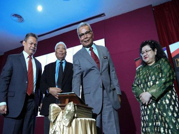 Mohd Redzuan merasmikan Majlis Ke Arah Kemakmuran Bersama dan Lima Teras Stratagik Institut Koperasi Malaysia di Institut Koperasi Malaysia hari ini. - Foto Bernama