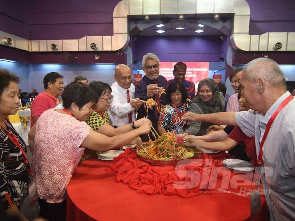 Khalid (tengah) menggaul yee sang sebagai simbolik perasmian Majlis Ramah Mesra dan Penyampaian Sumbangan sempena Tahun Baru Cina bersama komuniti Kuala Lumpur di Pusat Komuniti Sentul Perdana di sini hari ini.