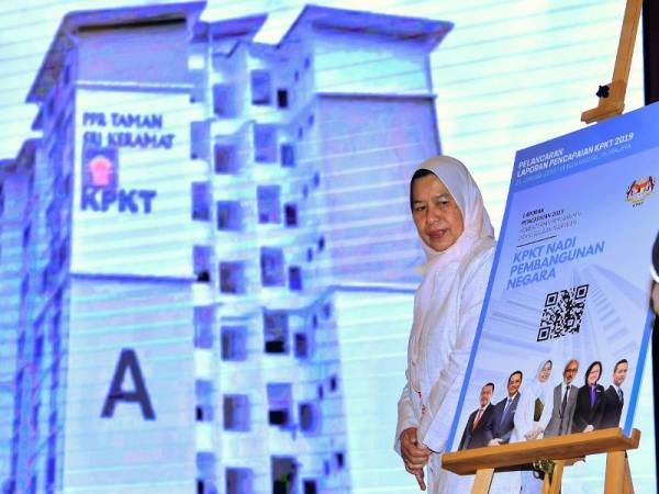 Zuraida melancarkan Laporan Pencapaian Kementerian Perumahan dan Kerajaan Tempatan (KPKT) 2019 semasa majlis Perhimpunan Bulanan Penjawat Awam KPKT hari ini. - - Foto Bernama