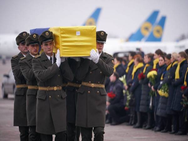 Tentera mengusung keranda korban sejurus ia tiba di lapangan terbang Boryspil, Kiev Ahad lalu. - Foto AFP