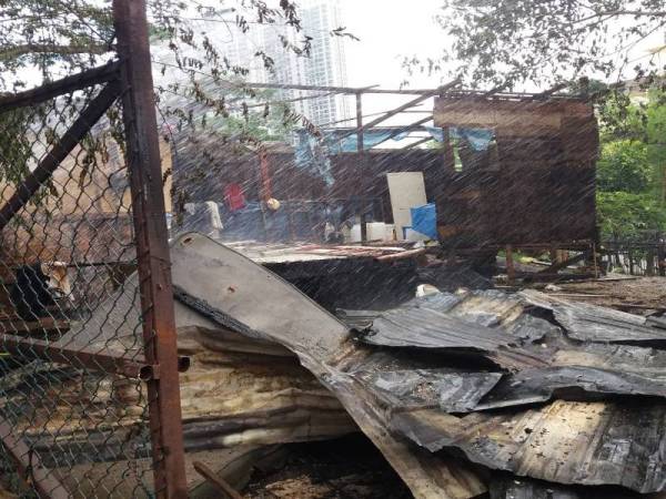 Tiga rumah setinggan terbakar