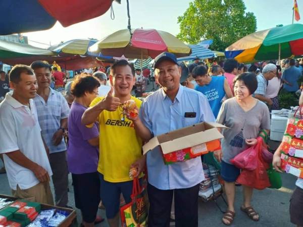 Zakaria (kanan) hadiri program edaran limau di kampung baru sempena Tahun Baru Cina dikongsi di Facebook peribadinya.