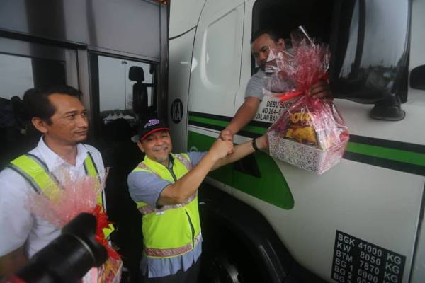 Mohd Solihan menyampaikan hamper pada Majlis Pelancaran Operasi Bersepadu Peringkat Negeri dan Kempen Keselamatan Jalan Raya sempena Sambutan Tahun Baru Cina di Tol Plaza Kempas di sini hari ini.