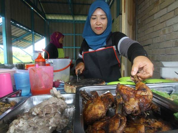 Pembantu Warung RM1, Nooraleya Yazid, 29, memotong ayam untuk menyediakan menu Nasi Ayam ketika kunjungan Bernama di warung tersebut di Kampung Sungai Padang, baru-baru ini.
--fotoBERNAMA (2020) HAK CIPTA TERPELIHARA