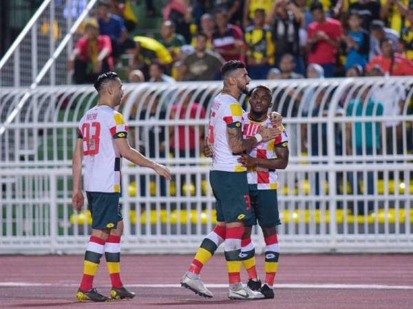 Kipre (kanan) menjaringkan hatrik untuk bantu Kedah benam Tai Po FC 5-1 bagi aksi kelayakan ACL 2020 di Stadium Darul Aman, malam tadi. FOTO AHMAD ZAKI OSMAN.