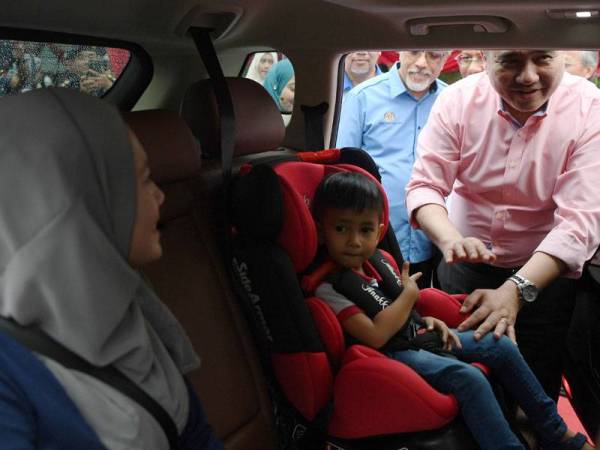 Menteri Pengangkutan Anthony Loke Siew Fook beramah mesra bersama pengguna jalan raya cilik yang menggunakan Kerusi Keselamatan Kanak (CRS) ketika melancarkan Kempen Keselamatan Lebuhraya Sempena Perayaan Tahun Baharu Cina di Hentian Rehat dan Rawat Bentong (Arah Barat) Lebuh Raya Pantai Timur Satu (LPT1) hari ini. -fotoBERNAMA