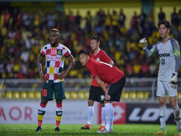 Kipre (kiri) dikawal ketat oleh pertahanan Tai Po FC. - Foto Ahmad Zaki Osman