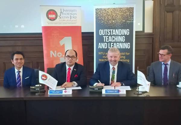 Mohammad Shatar (dua dari kiri) bersama Pro-Naib Canselor (Antarabangsa) NTU, Profesor Cillian Ryan menandatangani dokumen MoU di universiti berkenaan. Foto ihsan UPSI