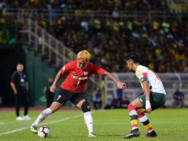 Pemain Tai Po FC cuba melepasi kawalan pemain Lang Merah pada aksi di Alor Setar. - Foto FA Kedah