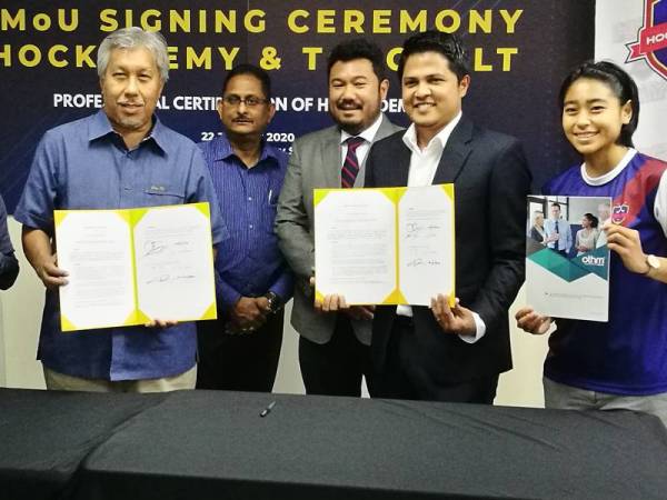 Muhamad Fariz (dua dari kanan), bersama Ahmad Tajudin (kiri), pada majlis MoU antara Hockyademy PPSHKL dan TGCC PLT di Stadium Hoki Kuala Lumpur.